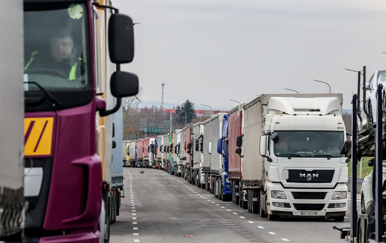 В Україні на кордоні з Польщею застрягли більше 2000 тисяч вантажівок