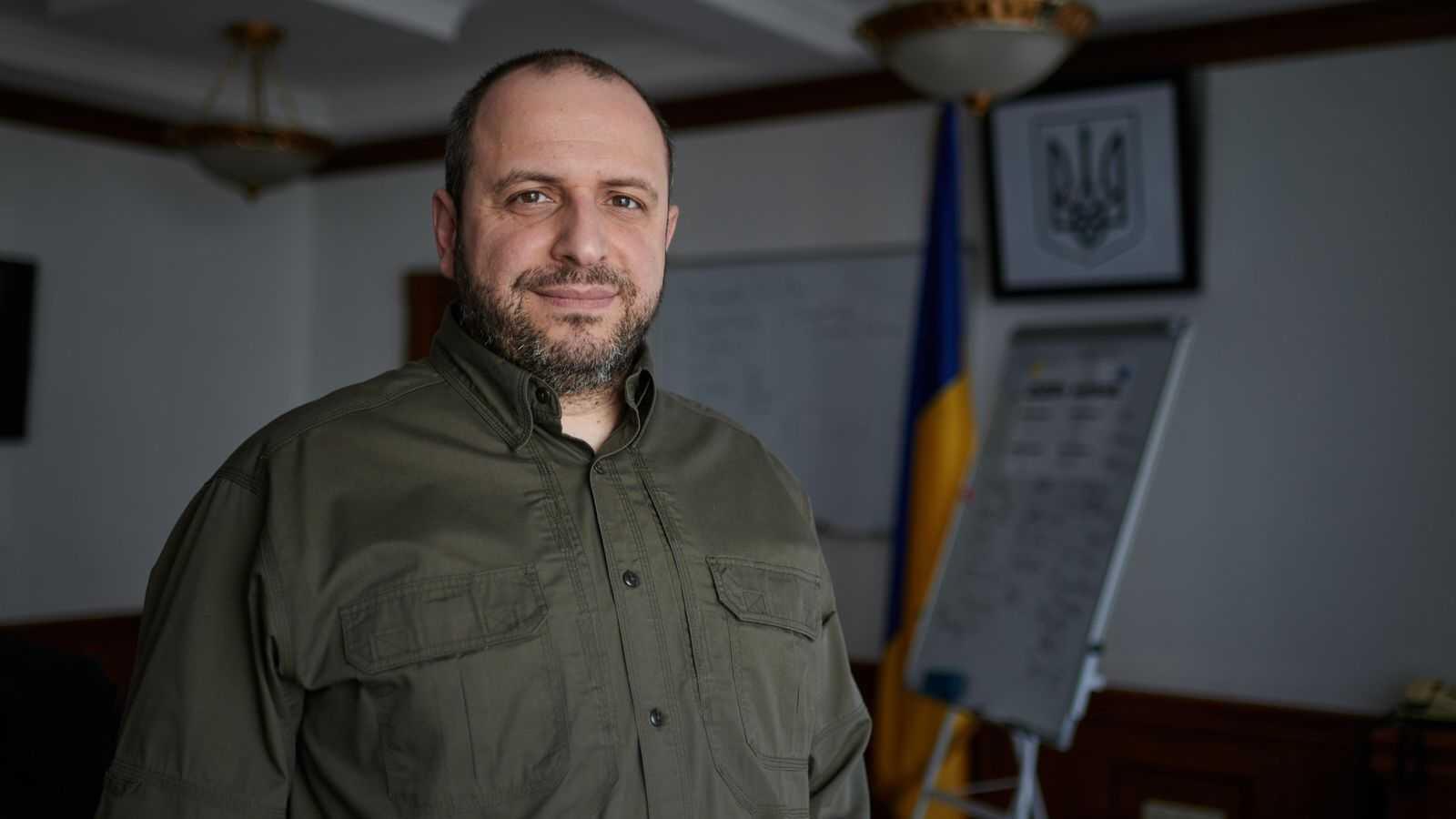 Умєров орендує квартиру в Києві, а його родина мешкає у США
