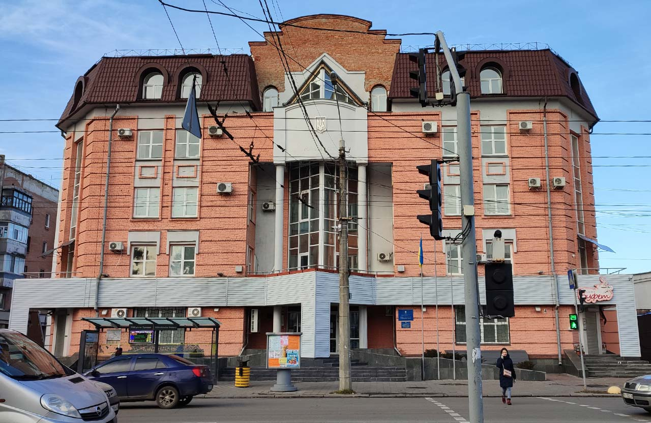 Полтавський податківець уникнув покарання за підробку документів