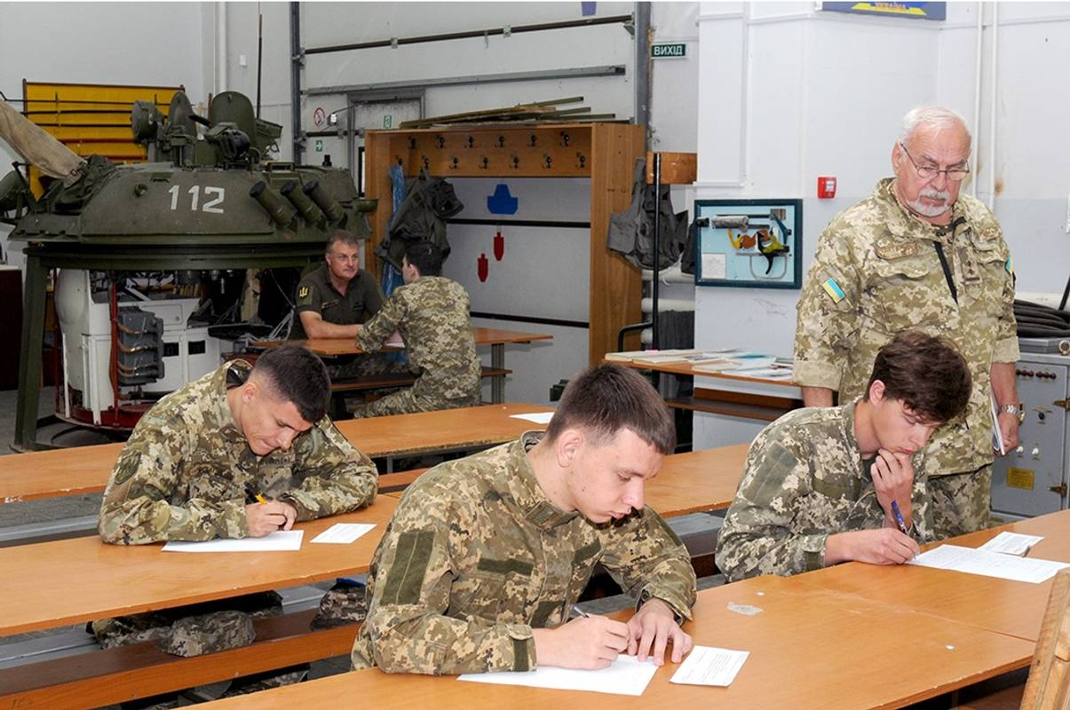 Базову військову підготовку зробили обов’язковою для студентів-чоловіків