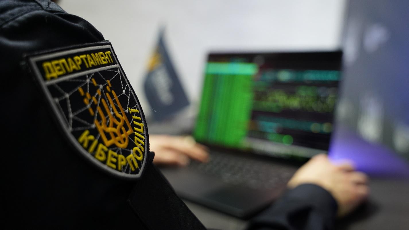 Шахрай на Львівщині обіцяв чоловікам виїзд за кордон і роботу в оборонці, – Кіберполіція України