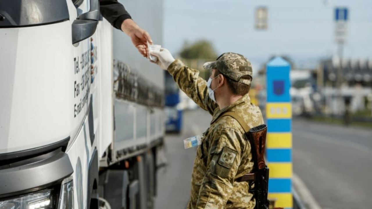 Волонтерські організації перетворили систему “Шлях” на бізнес з втечі з України