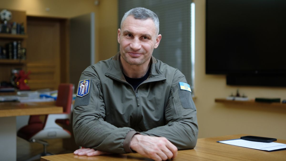 Володимир Кличко подарував меру Києва колекцію зброї на 1,74 мільйона гривень