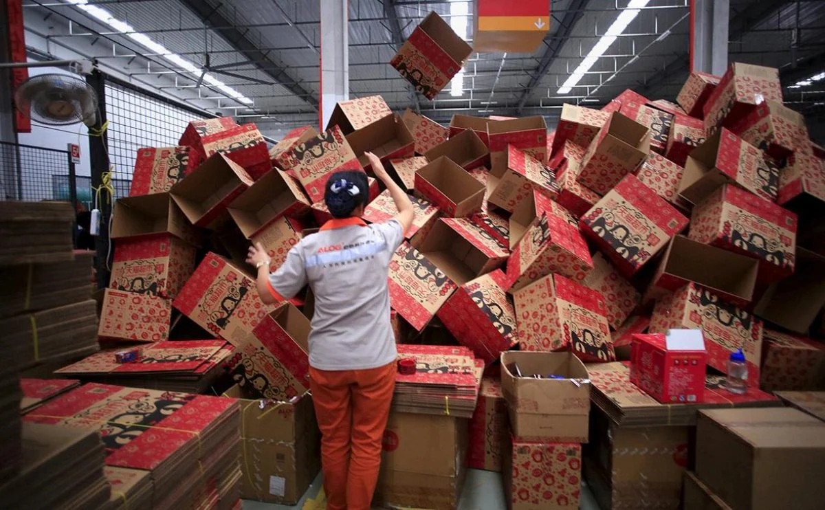 В Україні почали оподатковувати всі посилки з AliExpress, включаючи товари для ЗСУ