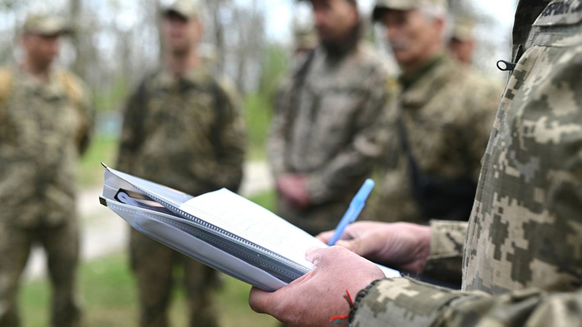 Головком ЗСУ пообіцяв мобілізувати тих, хто сидить у ТЦК замість фронту
