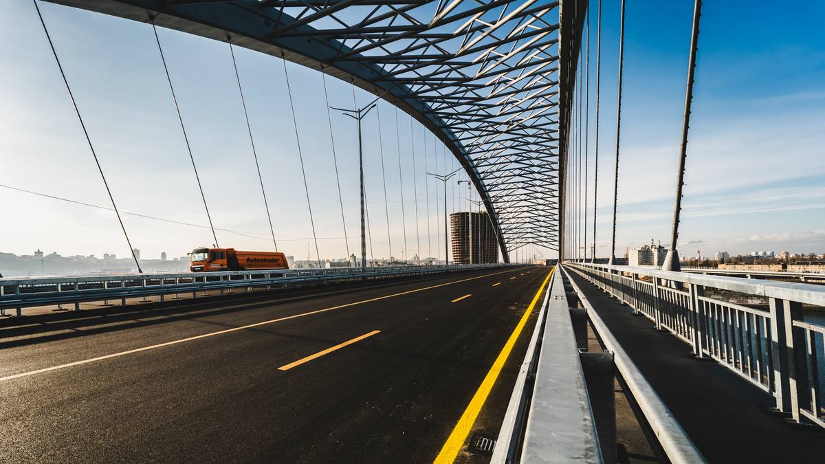 Підрядника Подільського мосту у Києві підозрюють у забрудненні водойми бетоном