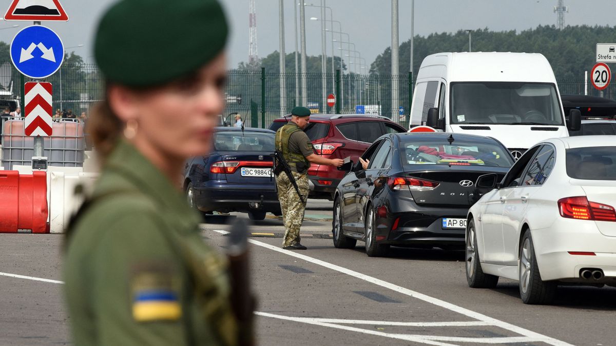 Прикордонники затримали чоловіків, які виїжджали з країни з новими дружинами