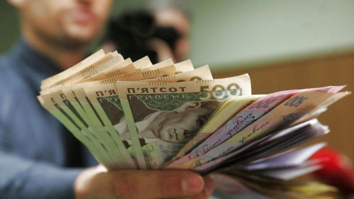Середня зарплата українців зросла до 25 тисяч, але не скрізь