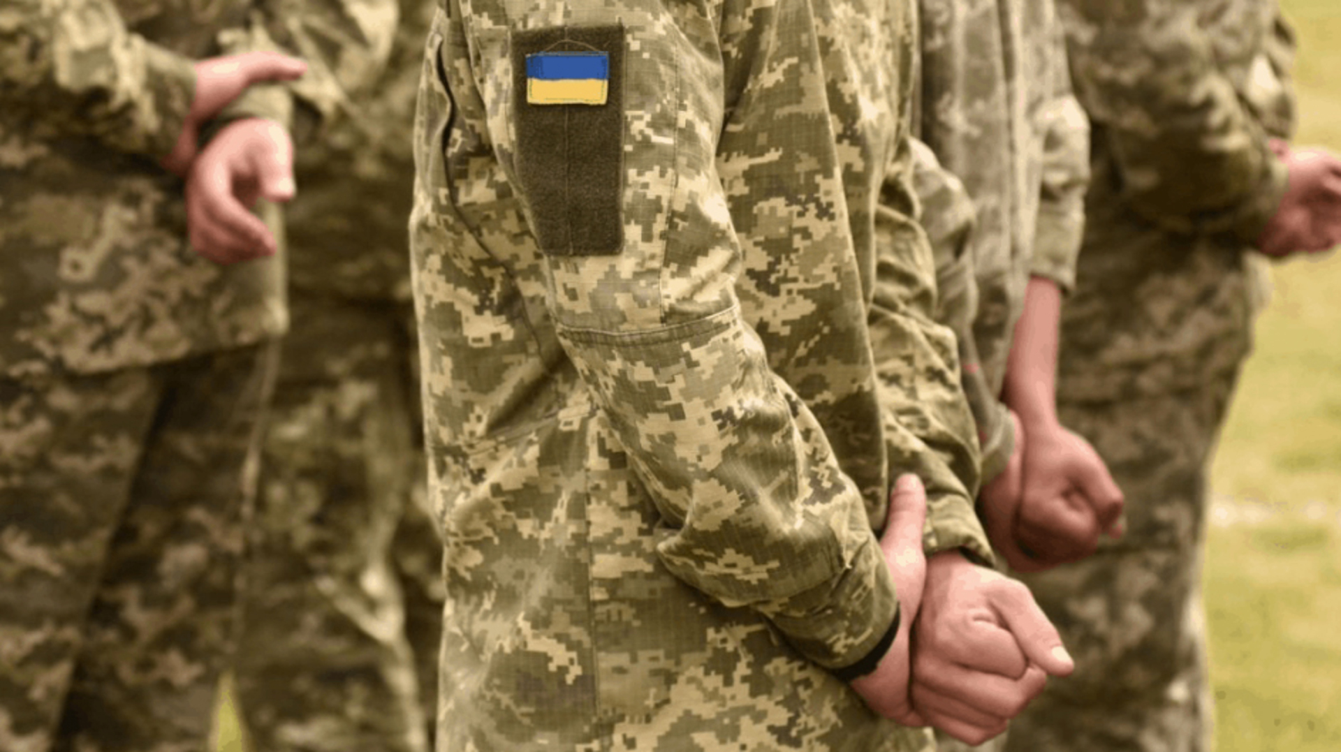 Посадовці суду за 3 тис. доларів видавали чоловікам право виїзду за кордон