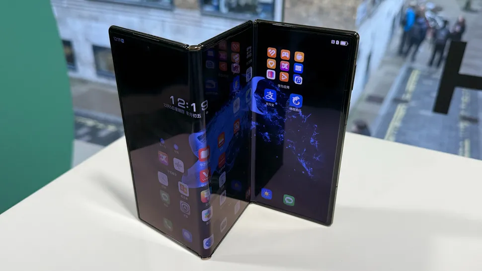 Samsung покаже перший смартфон із трьома екранами на саміті АТЕС 2025