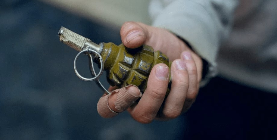 На Львівщині поліція затримала чоловіка з гранатою у продуктовому магазині