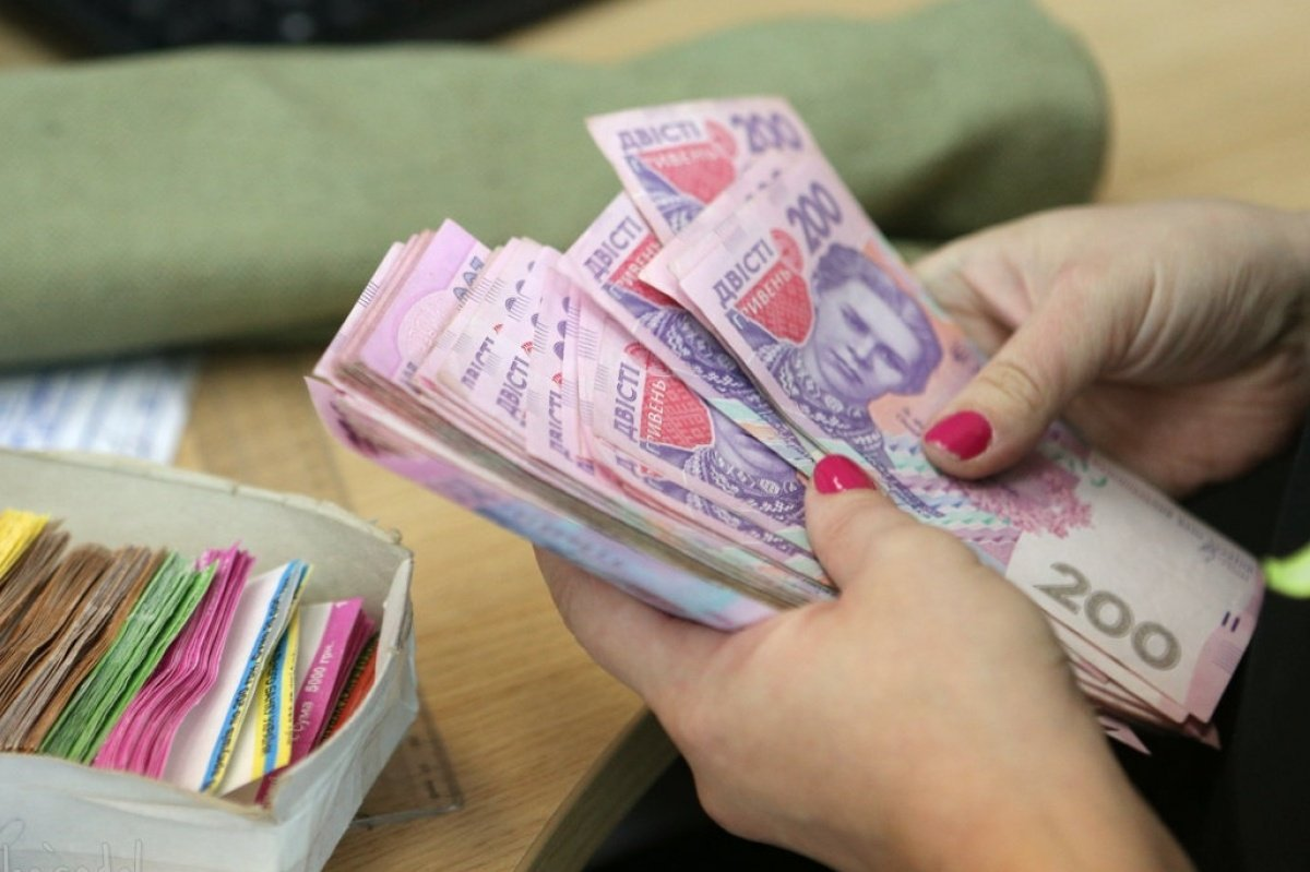 Чому Кабмін планує закласти підвищення зарплат лікарям і вчителям в новий бюджет