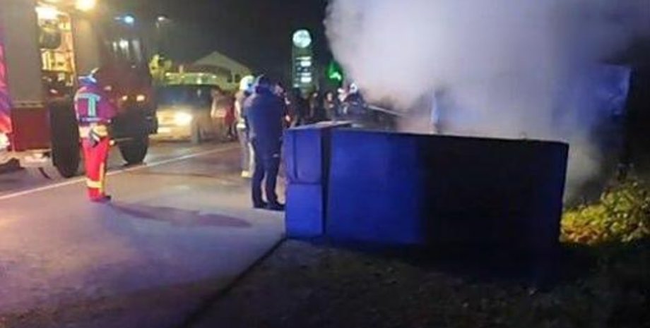 Протести на Закарпатті: мешканці Ізи перекрили дорогу та спалили карантинний блокпост