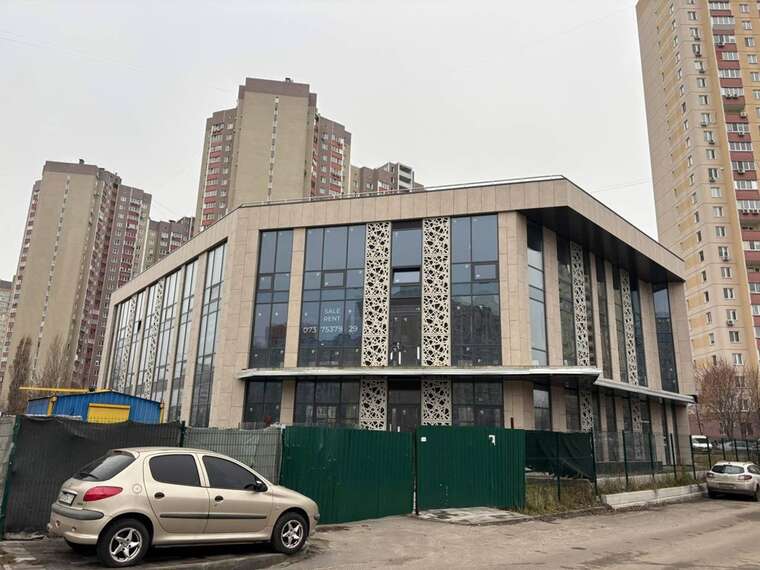 На Позняках у Києві продають приміщення, що мало стати дитячим центром