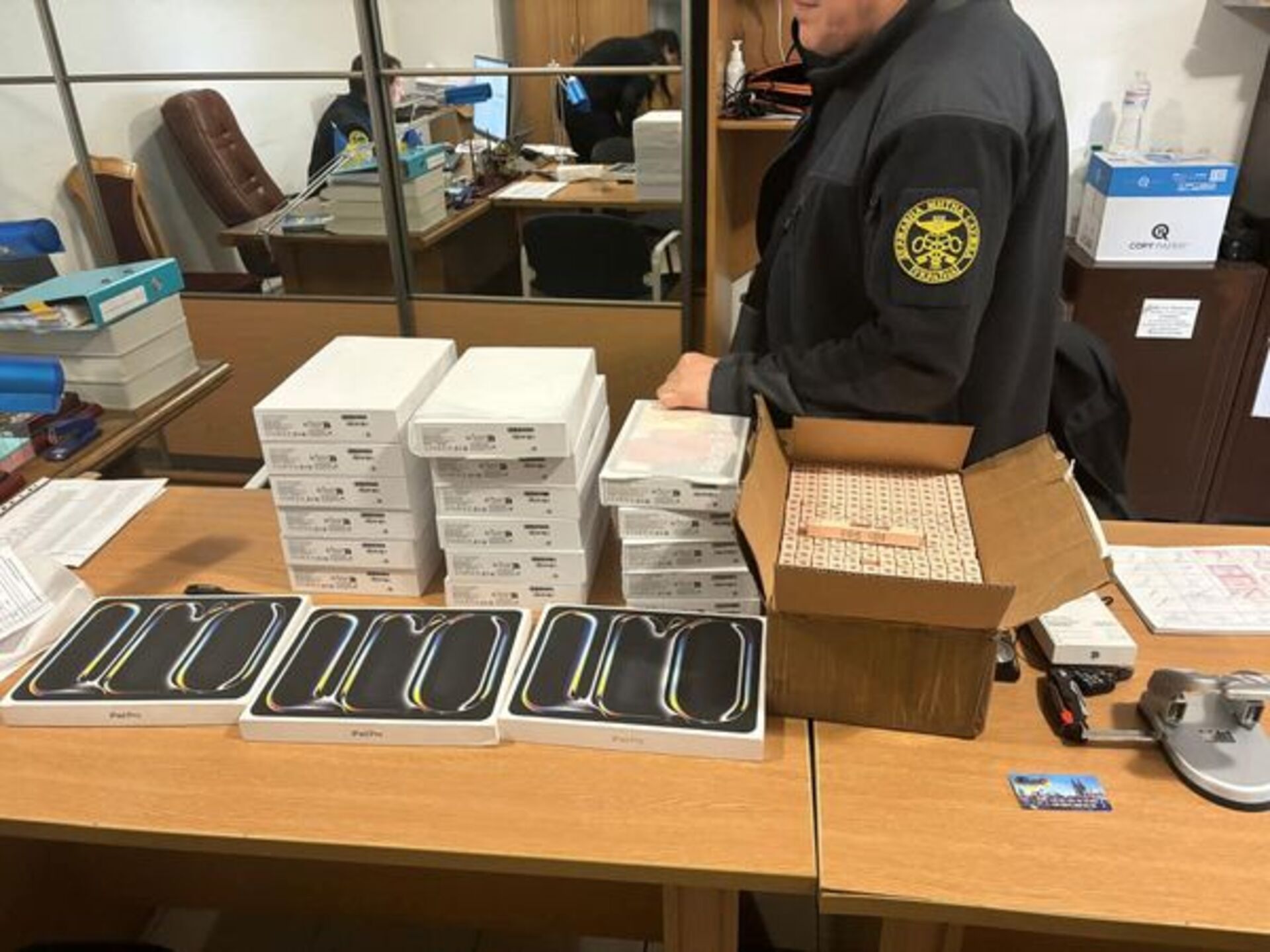 Львівські митники затримали контрабанду Apple на 35 млн грн