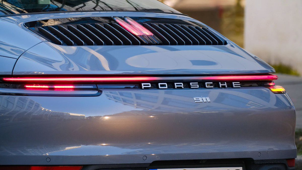 Біженець із Porsche: суд у Швейцарії відібрав незаконно отримані виплати
