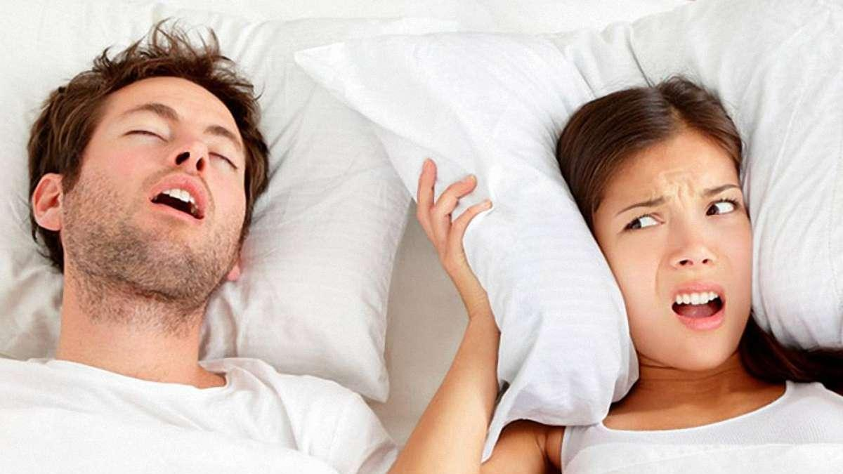 Вчені пояснили, чому люди не прокидаються від власного хропіння