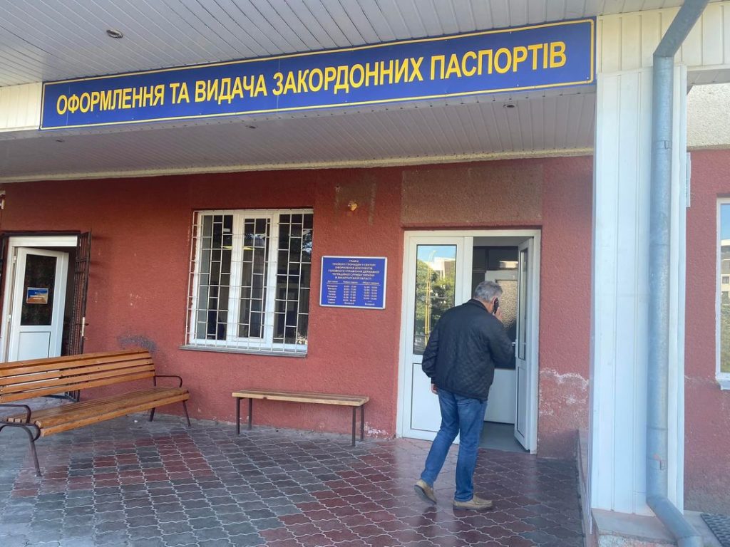 Посадовиця ДМС Закарпаття приховала позику на 100 тисяч доларів