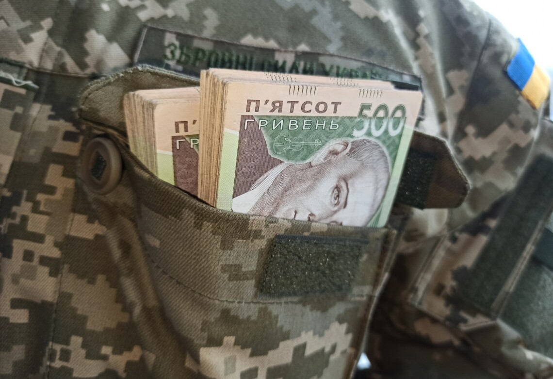 Бухгалтер військової частини НГУ занижувала зарплати військовим і виводила гроші на сторонні рахунки