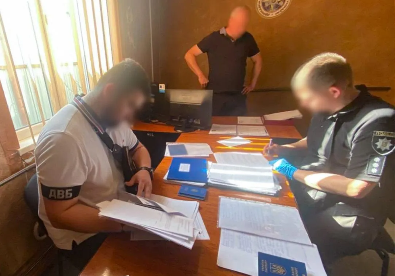 Антикорупційні органи зацікавилися начальником відділу міграційної служби на Закарпатті
