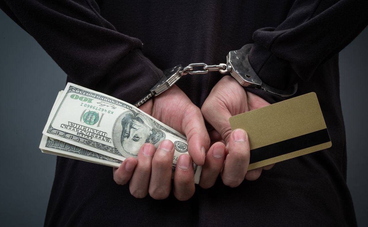 Хабар у $110 тисяч: на Полтавщині викрили двох працівників СБУ — затримали під час передачі грошей