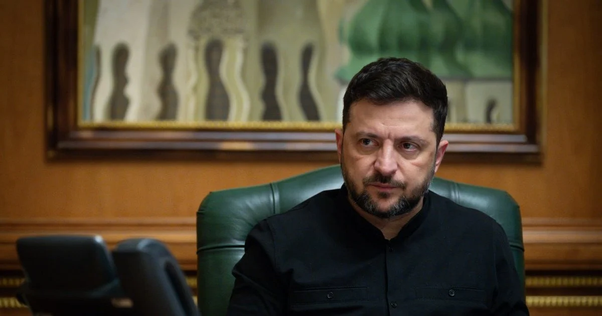 Зеленський показав документи ГУР про можливі удари РФ по «центрах ухвалення рішень»