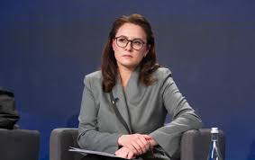 Кабмін скасував обмеження на виїзд за кордон для всіх жінок