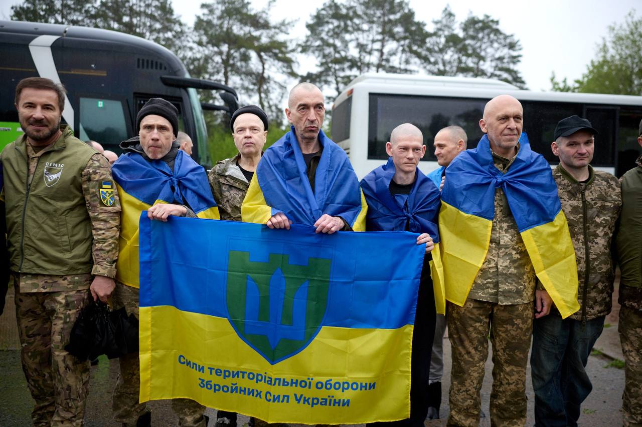 “Матусю, я вдома”: Україна зустріла 205 звільнених із полону захисників — сльози, обійми та дзвінки, які розривають серце