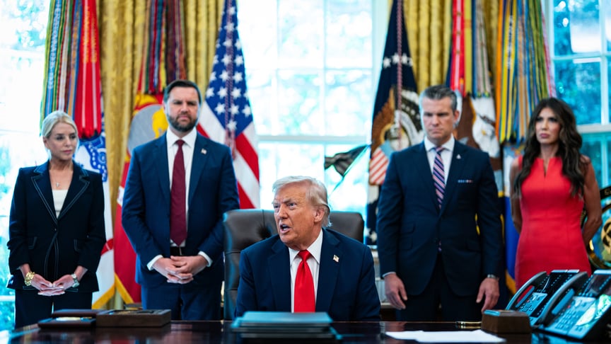 Трамп змінює правила отримання грін-карт: мігрантів можуть змусити залишати США на роки