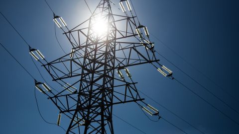 Спека б’є по енергосистемі: в Україні знову вводять графіки відключень