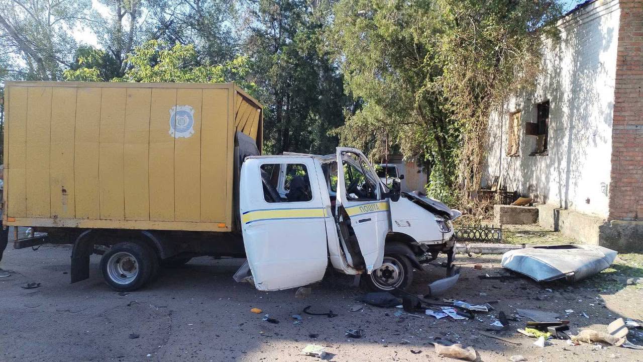 Росія знищила автівки Укрпошти в Нікополі, доставку пенсій і листів довелося зупинити