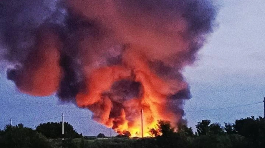 Росію охопили пожежі після атаки дронів: горить нафтобаза та військові склади