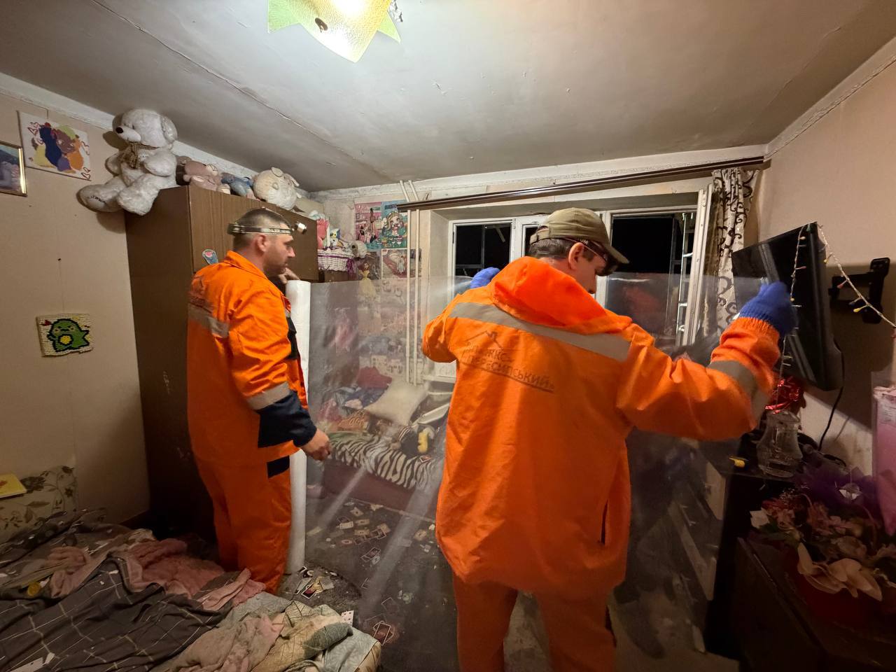 Одеса пережила дві атаки за ніч: дрон влучив у багатоповерхівку, є постраждалі та десятки вибитих вікон