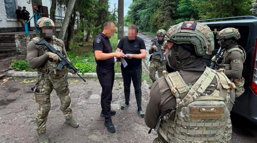 Побили до втрати свідомості й замкнули в сараї: двох бійців «Скелі» затримали за підозрою в катуваннях побратимів