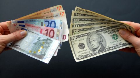 Долар перетнув 45 грн: банки та обмінники переписали курс валют