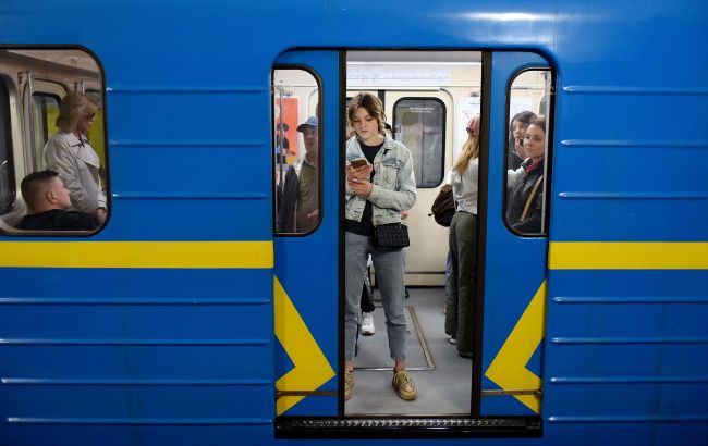 Валіза в метро може коштувати додаткових грошей: киянам нагадали правила перевезення багажу