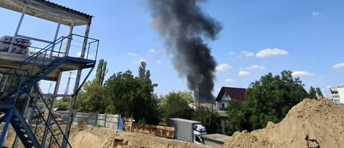 Бортничі накрив густий чорний дим: масштабна пожежа перекинулася на сусідні будівлі