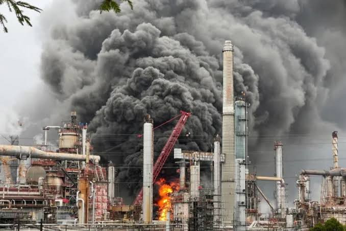 Удар на тисячу кілометрів: дрони рознесли російський нафтозавод у Ярославлі та ракетоносій Ту-95МС в Енгельсі