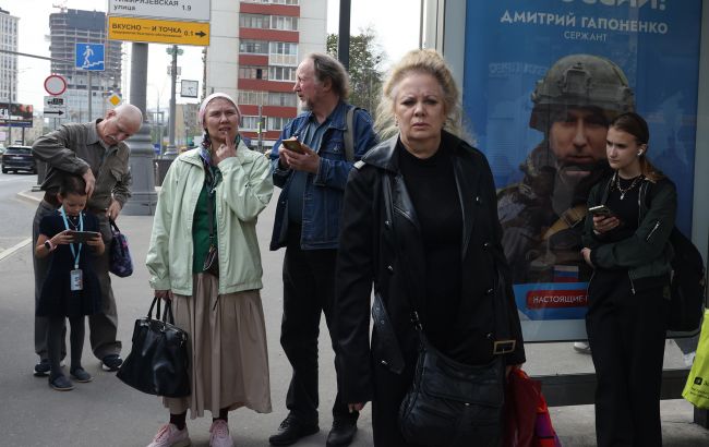 Росіяни втрачають віру в економіку: забирають гроші з банків і переходять на вживані товари