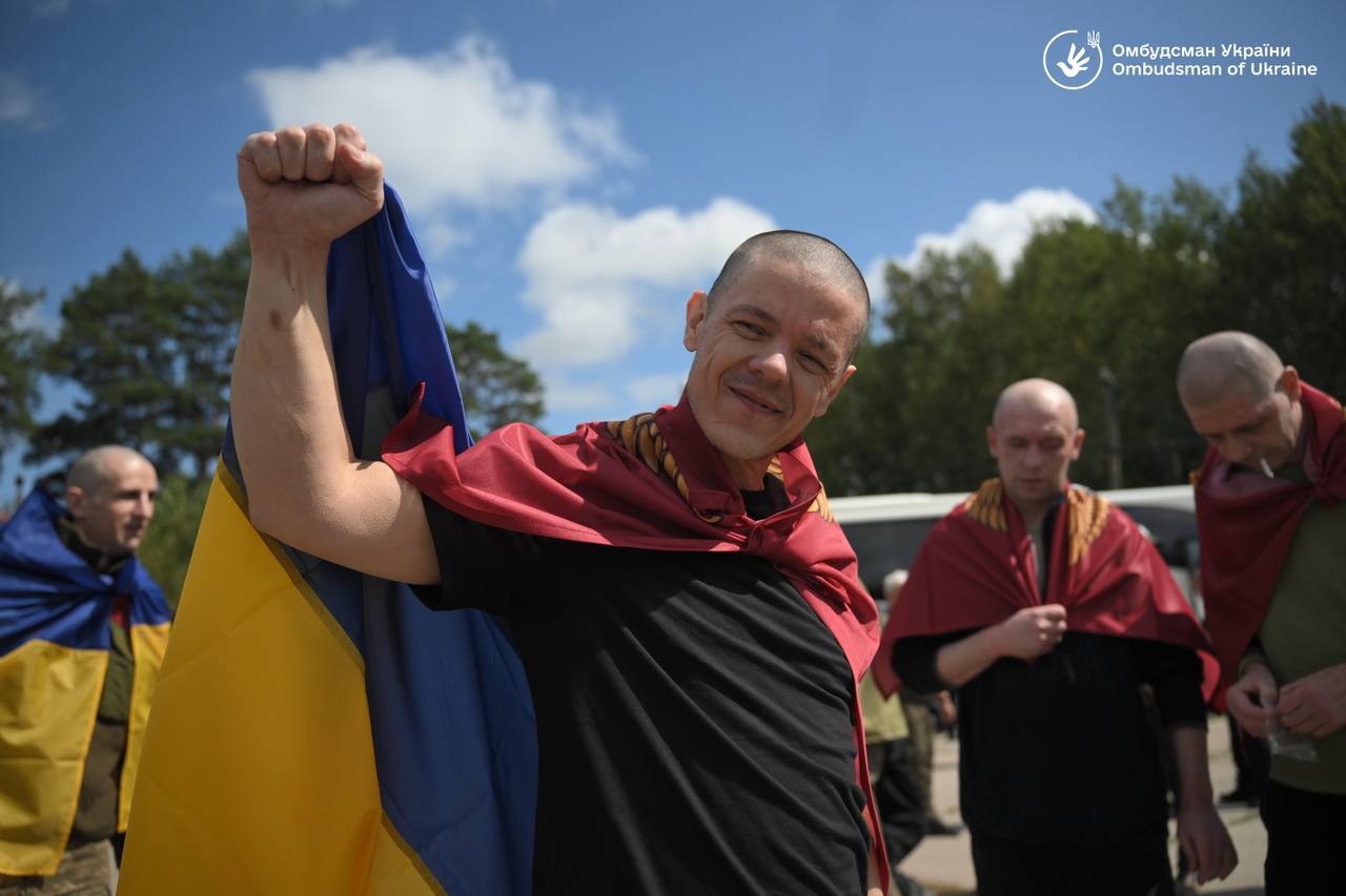 Перші слова після полону: 103 українські воїни зателефонували рідним після повернення додому