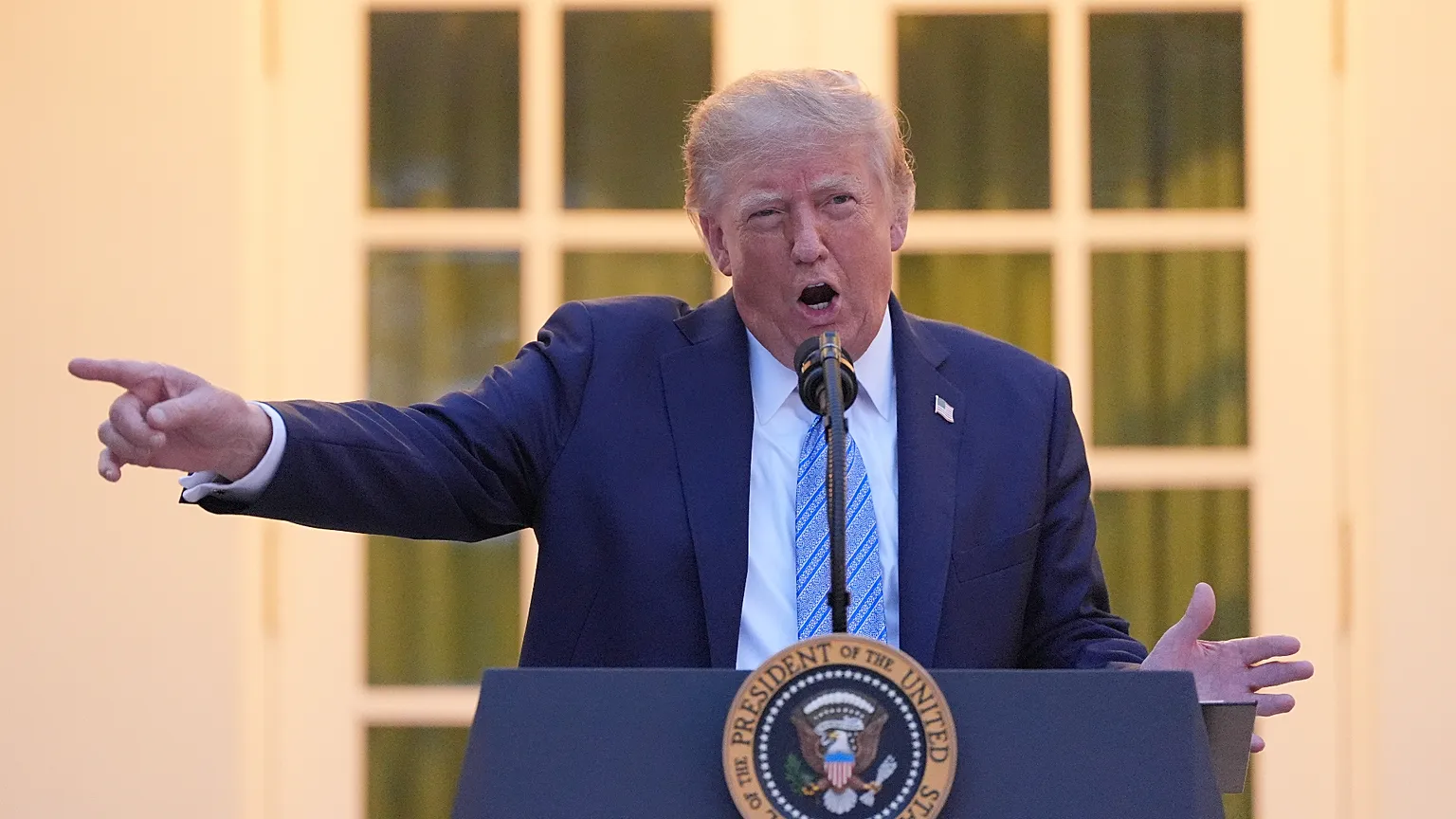 Трамп вигнав CNN, Politico та MS NOW із Білого дому: журналістів не пустили всередину і забрали перепустки