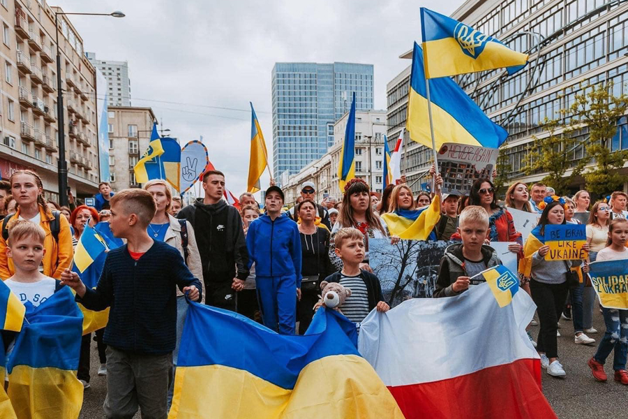 Замість тимчасового захисту — посвідка на три роки: що потрібно знати українцям у Польщі про CUKR