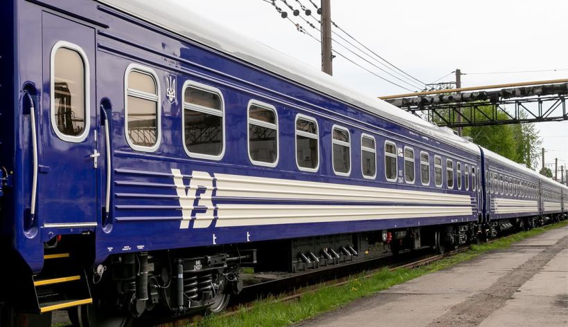 Скандал в Укрзалізниці: потяг кинув десятки людей посеред поля відразу після відбою повітряної тривоги