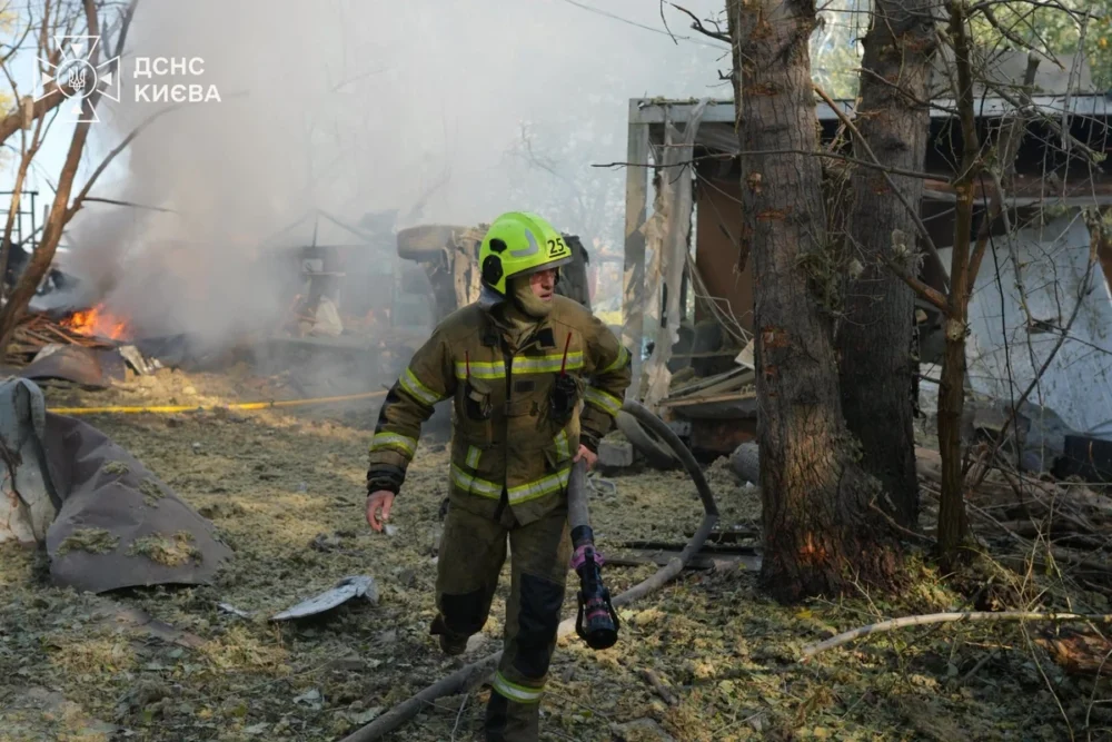 Ракетний удар по Києву: на Оболоні вже семеро постраждалих, троє борються за життя