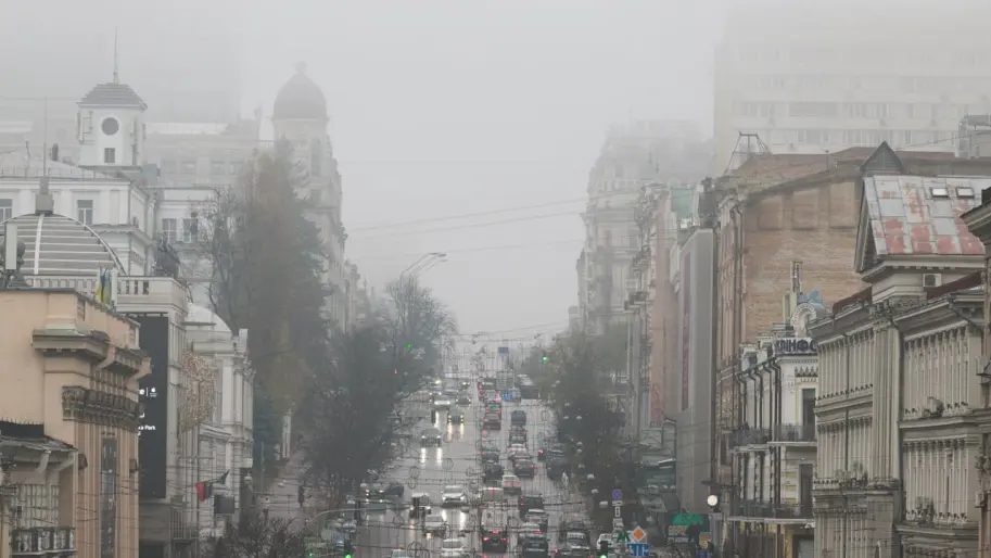 Київ накрило «туманом війни»: сажа й дим після ударів зависли над містом