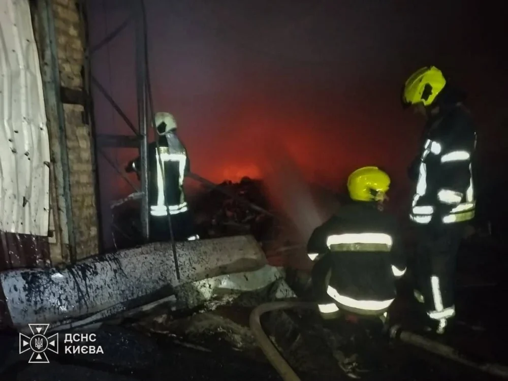 Росія вдарила по Києву, пошкоджені будинки, медзаклад та АЗС