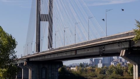 Південний міст перекрили, «Укрзалізниця» терміново запускає додаткові електрички